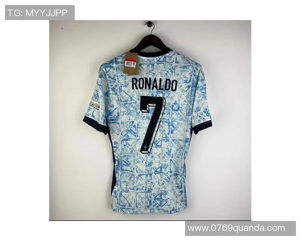 球迷疯狂冲进场内夺走C罗球衣引发热议与争议